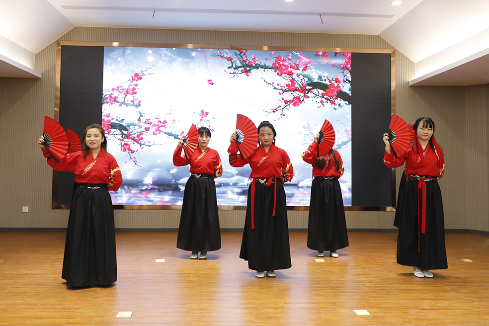 中铁山桥南通公司举行先进表彰暨迎新联欢(图2)