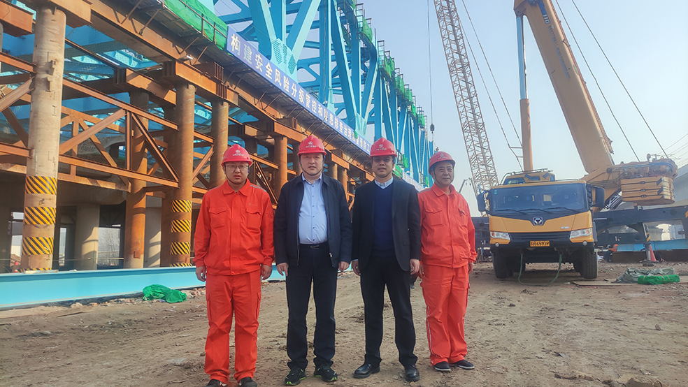 【一切工作到项目】集团公司副总经理、工会主席李大中赴京沪高速改扩建项目部指导工作(图1)