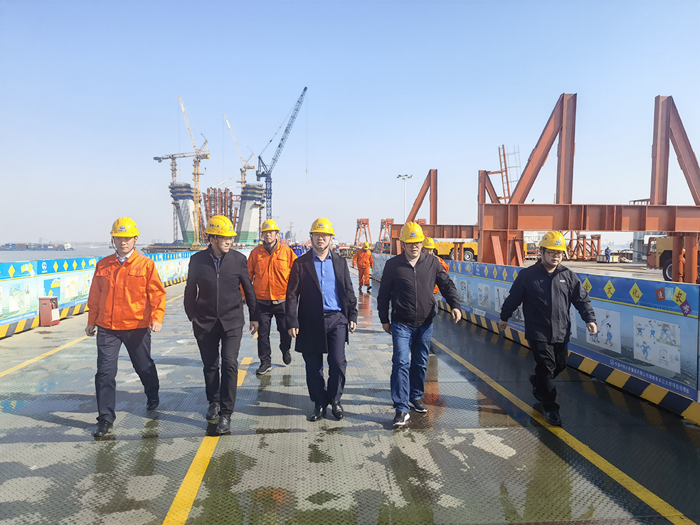 集团公司总工程师胡广瑞到常泰长江大桥CT-A6标项目部现场办公(图1)