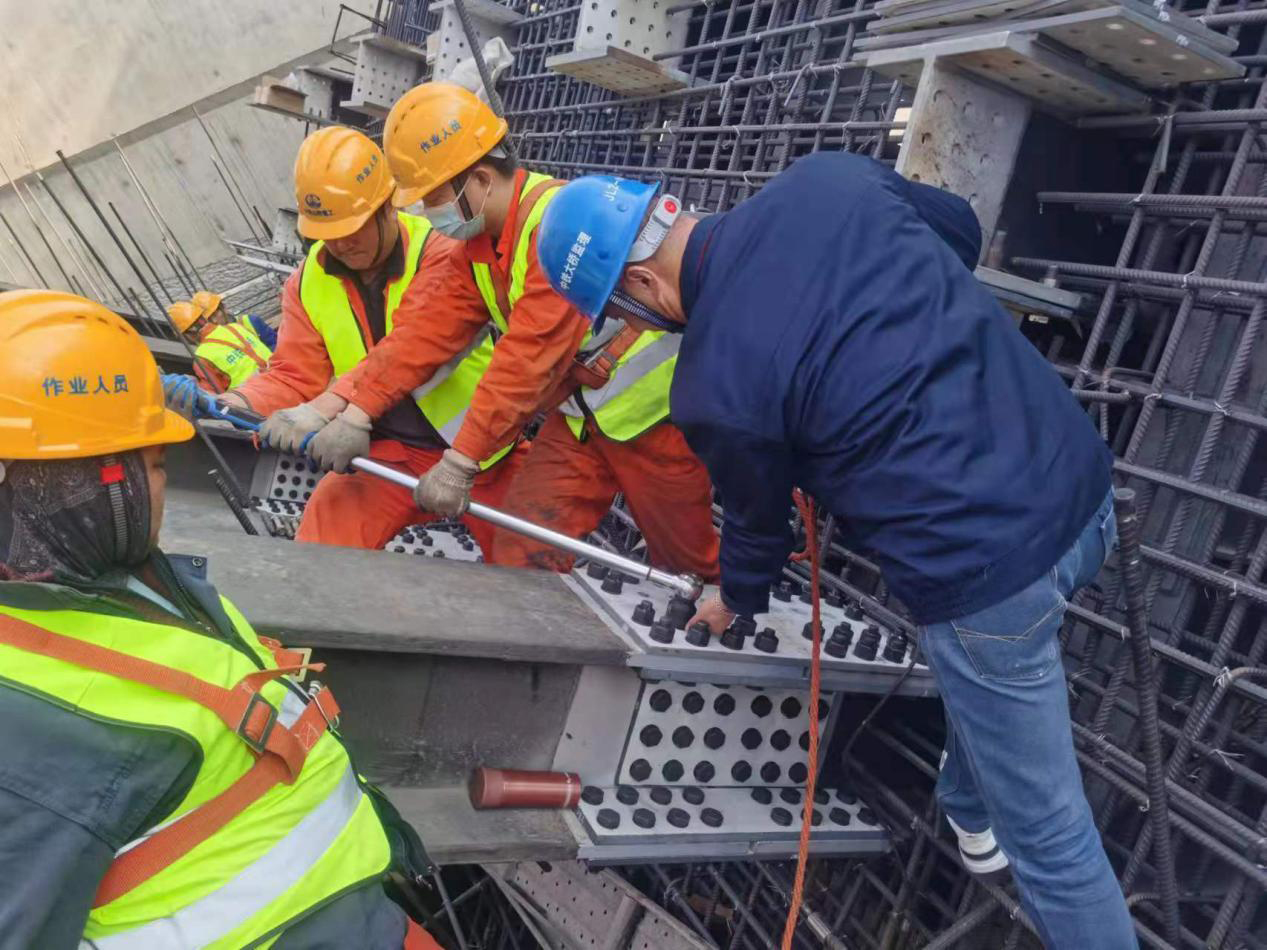 南京仙新路过江通道南锚碇锚固系统安装完成(图1)