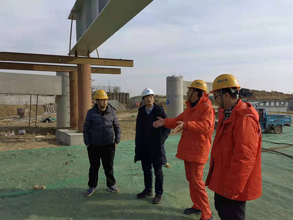 大干100天 筑牢冬季施工安全防线 集团公司总会计师、总法律顾问胡建华，副总经理柳成林到项目部开展生产安全检查(图1)