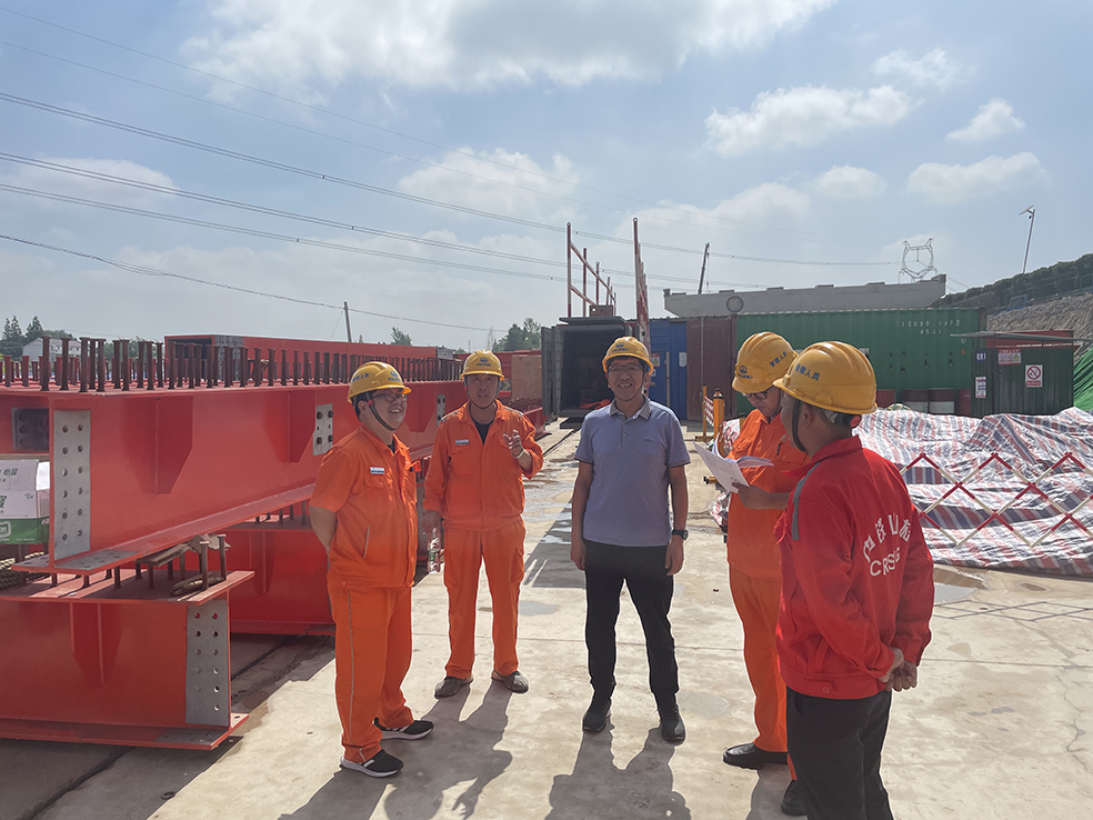 【一切工作到项目】集团公司总工程师胡广瑞到焦港大桥项目部开展安全检查(图2)