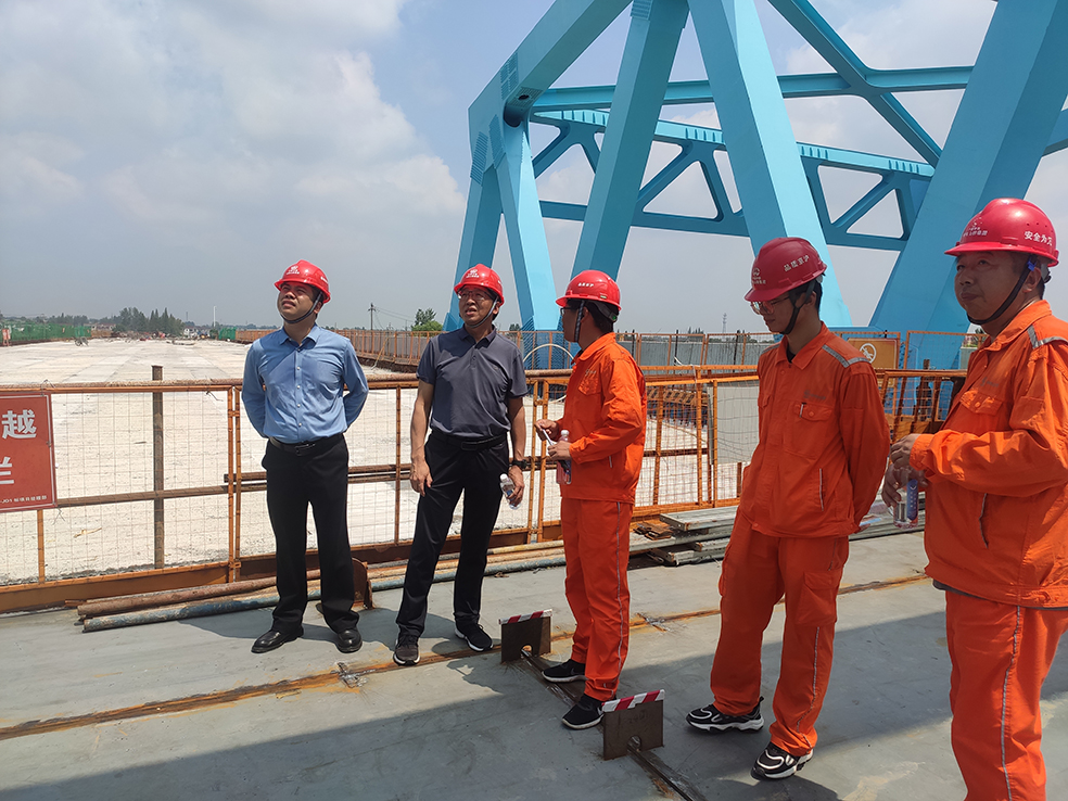 集团公司总工程师胡广瑞深入京沪改扩建项目现场进行安全检查(图1)