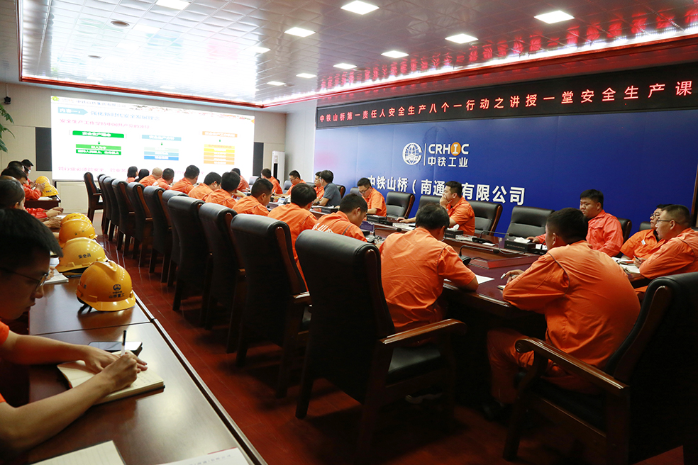 集团公司总工程师胡广瑞深入京沪改扩建项目现场进行安全检查(图2)