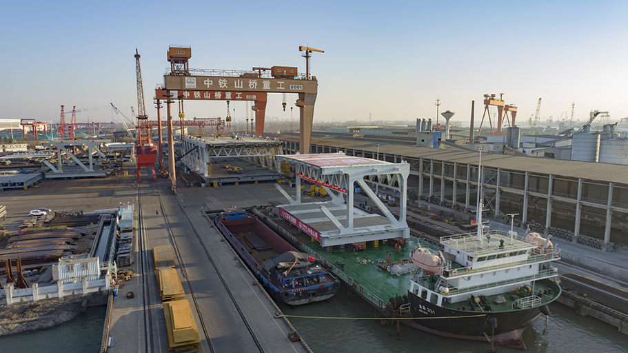 常泰长江大桥主航道桥首个大节段钢梁顺利滚装上船(图1)