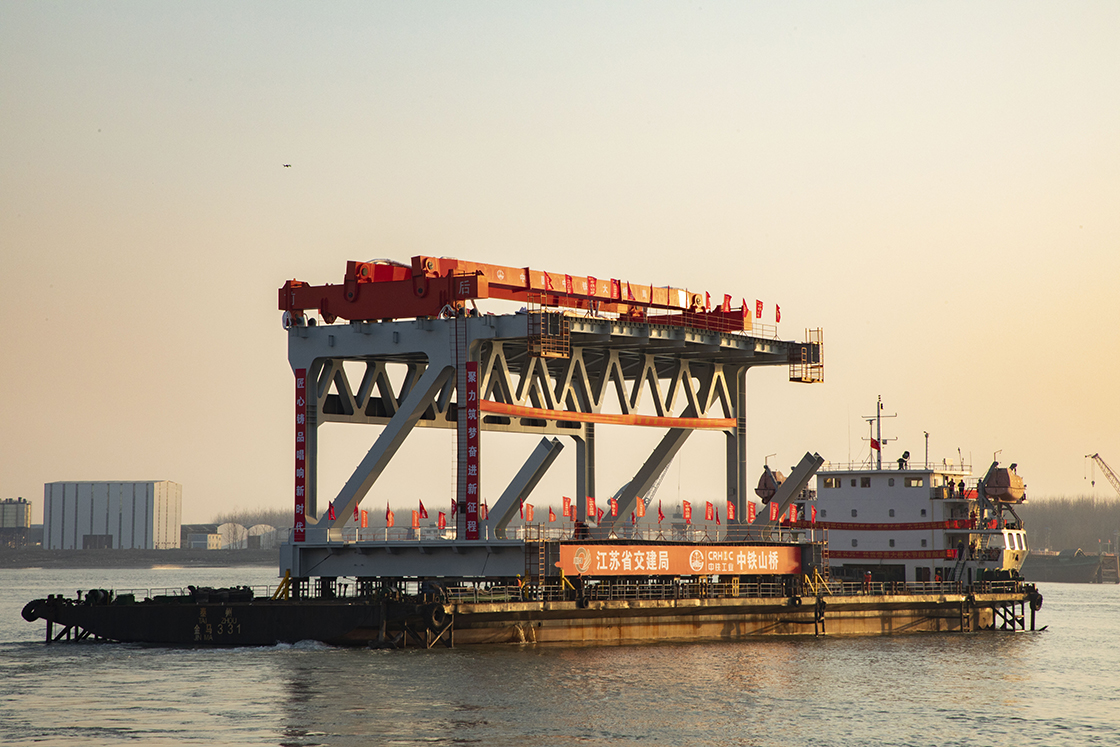 启航2023！常泰长江大桥主航道桥首个大节段钢梁成功发运！(图1)