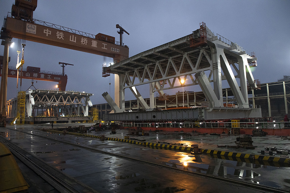 1800吨！常泰长江大桥最重节段钢梁成功装船！重量相当于30节高铁车厢！(图2)