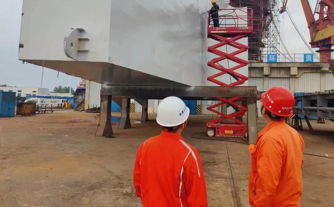 五一“不打烊”丨南京仙新路过江通道工程B6标N形块体成功发运(图1)