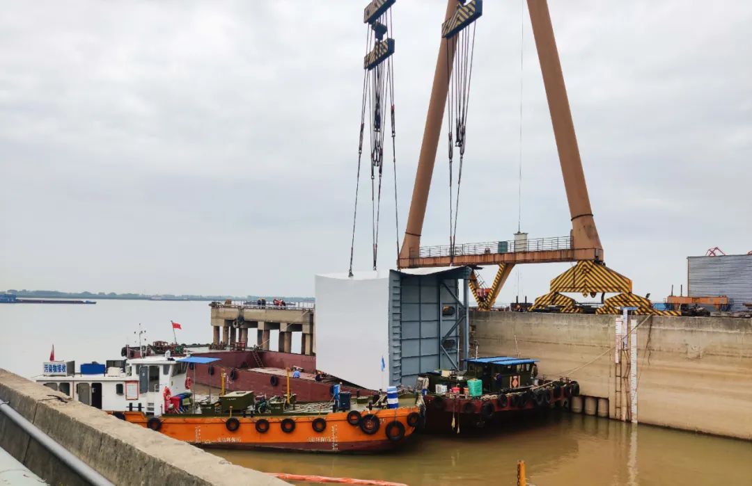 五一“不打烊”丨南京仙新路过江通道工程B6标N形块体成功发运(图2)