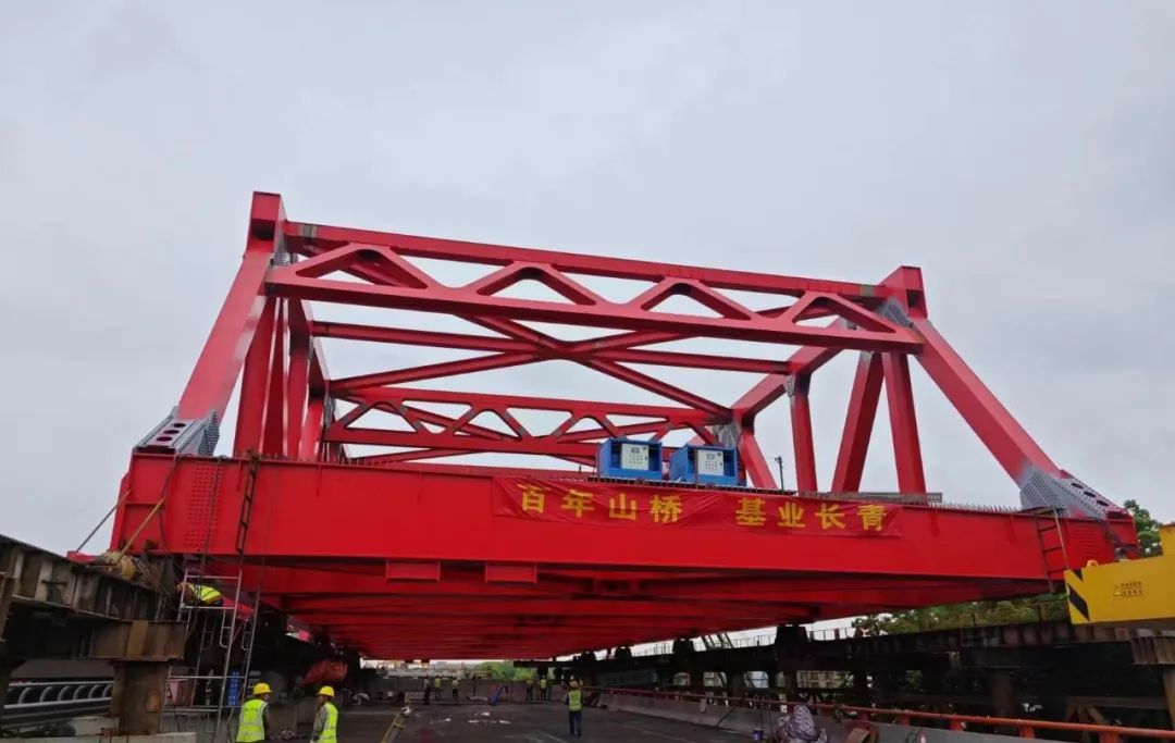 最后一幅！昆山市青阳港段航道整治工程沪宁高速公路桥主线桥右幅顶推完成！(图2)