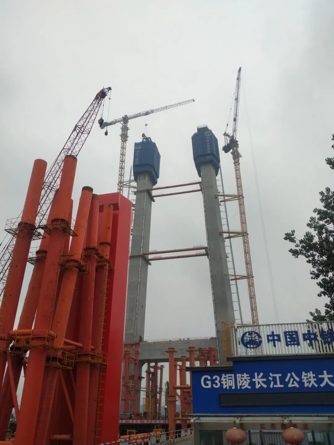 G3铜陵长江公铁大桥3号主塔首层钢锚梁架设完成(图1)