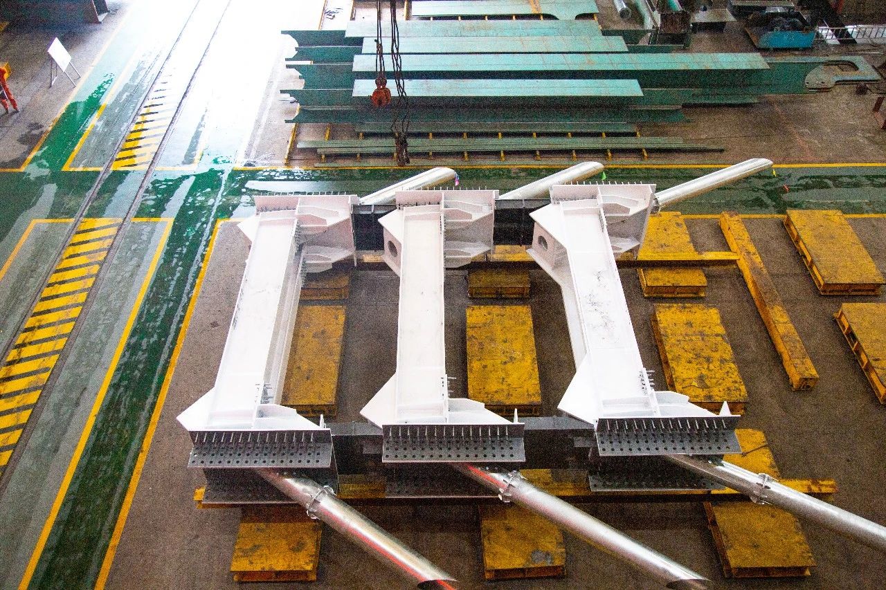 G3铜陵长江公铁大桥3号主塔首层钢锚梁架设完成(图2)