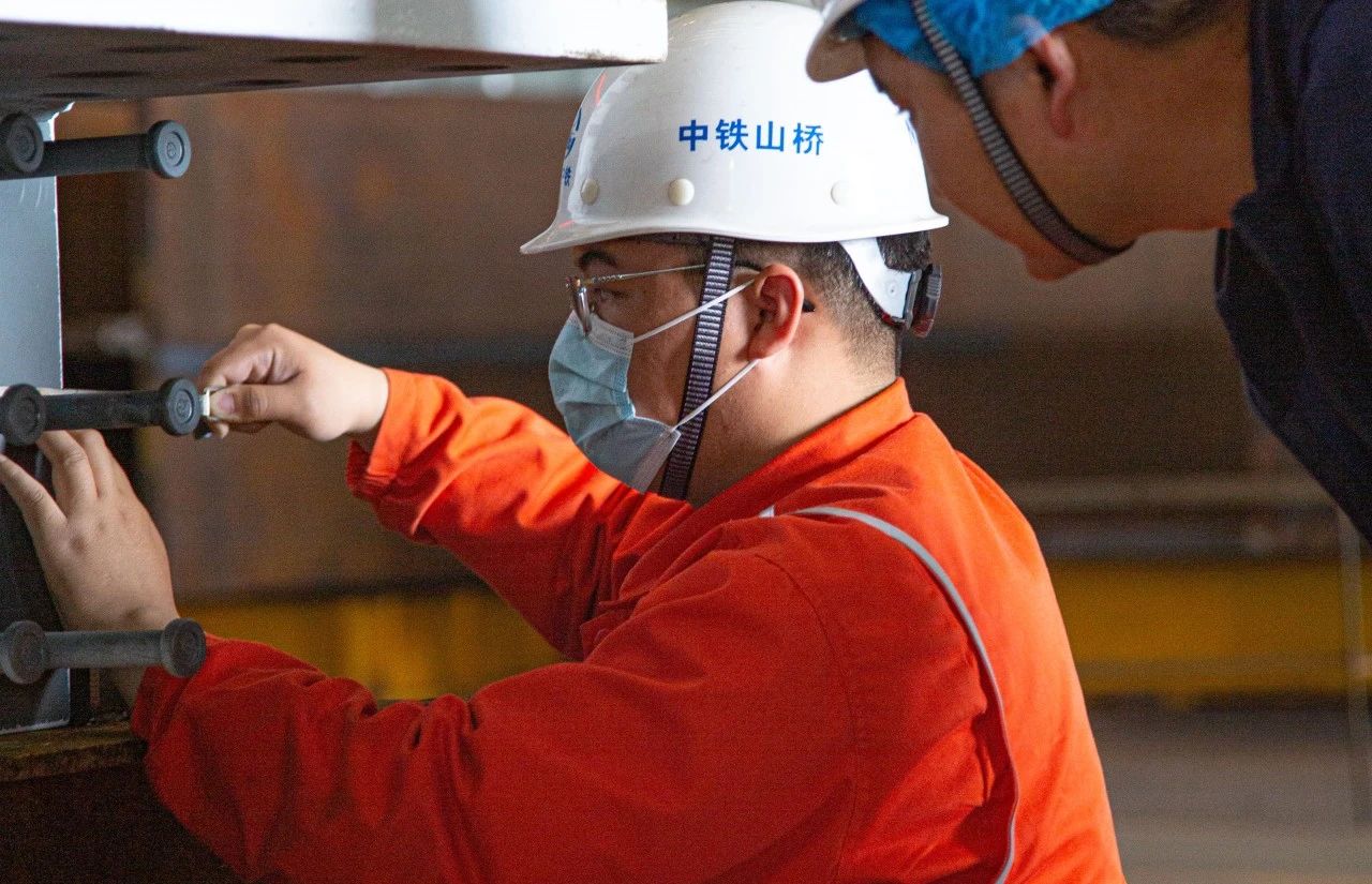 G3铜陵长江公铁大桥3号主塔首层钢锚梁架设完成(图3)