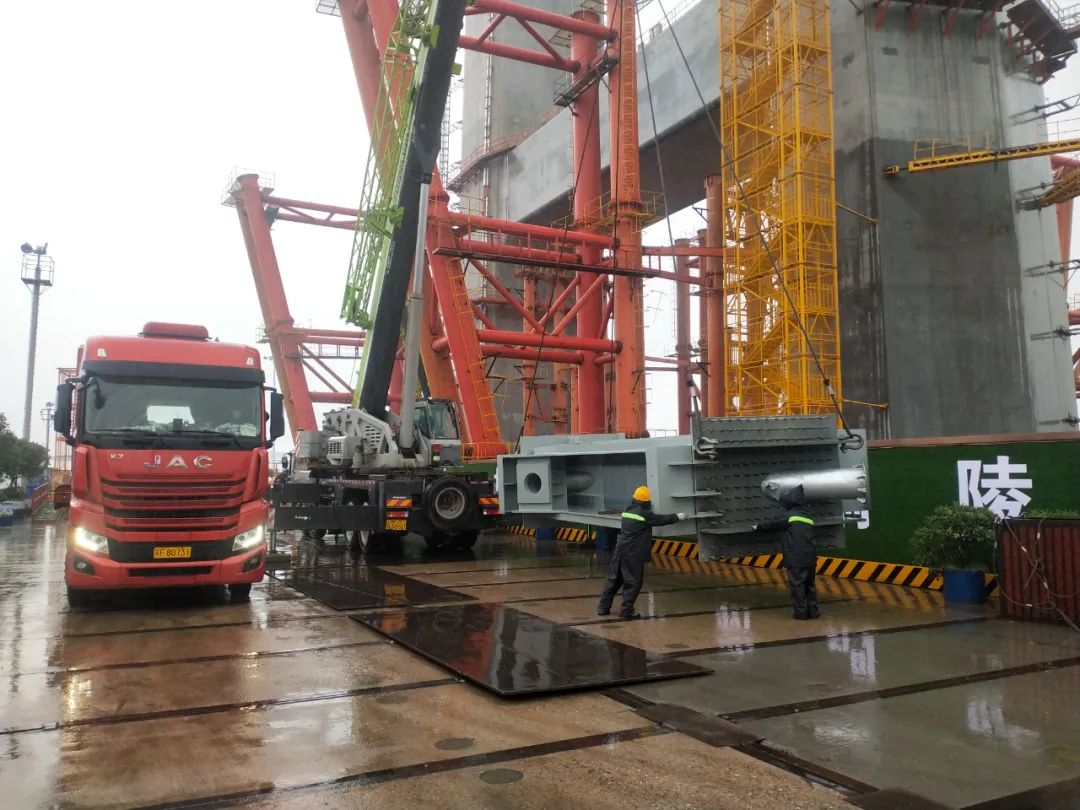 G3铜陵长江公铁大桥3号主塔首层钢锚梁架设完成(图4)