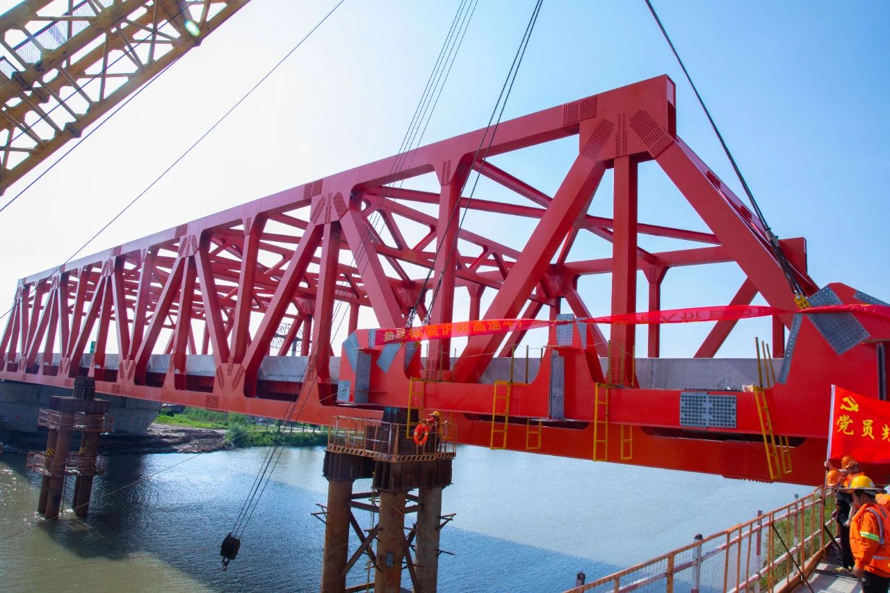 向党献礼丨焦港大桥钢桁梁左幅杆件首吊成功(图1)