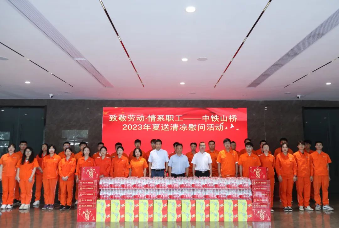 曹东威和侯映晖到南通公司开展夏送清凉慰问活动(图1)