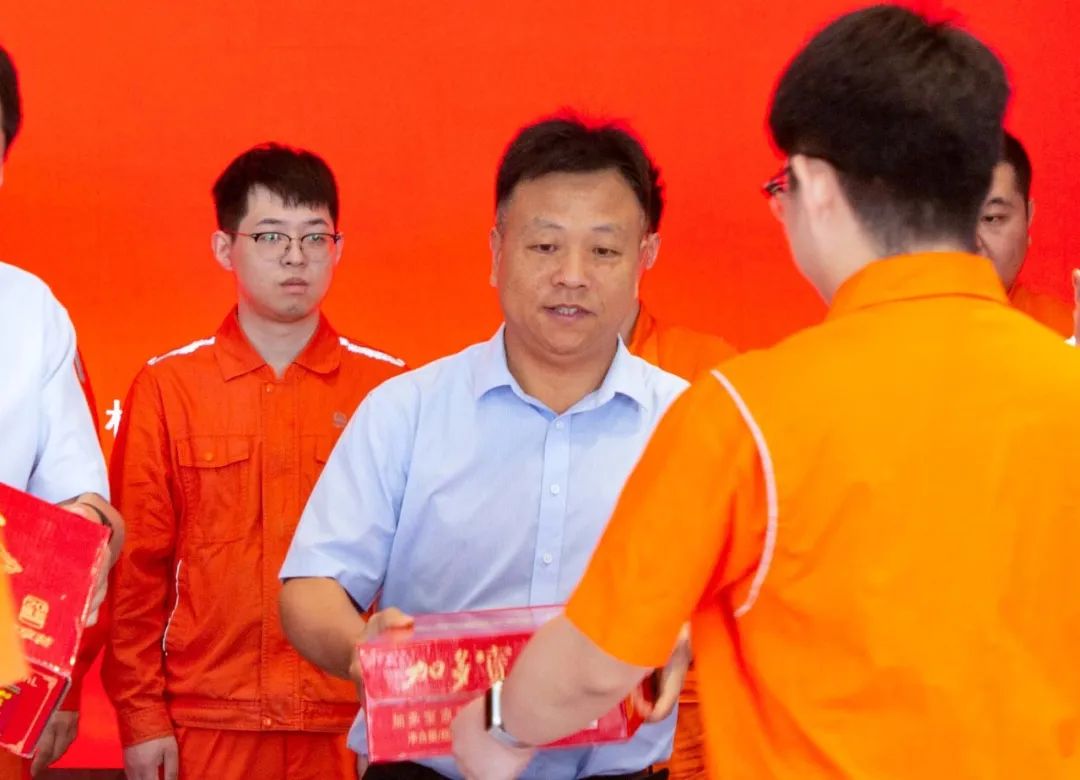 曹东威和侯映晖到南通公司开展夏送清凉慰问活动(图2)