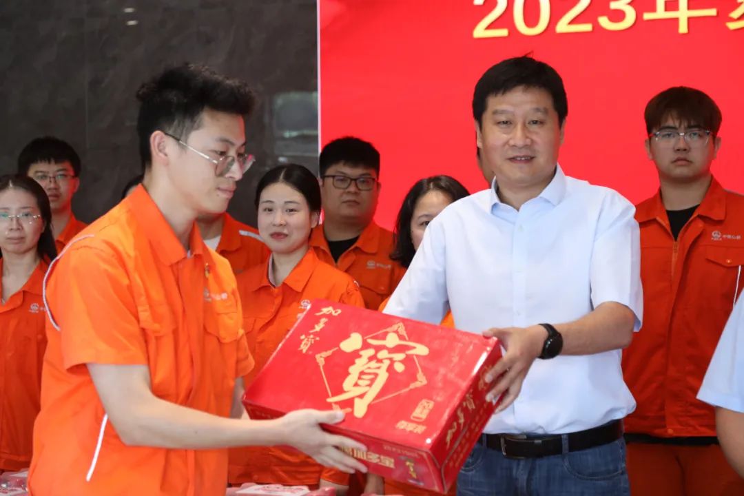 曹东威和侯映晖到南通公司开展夏送清凉慰问活动(图3)