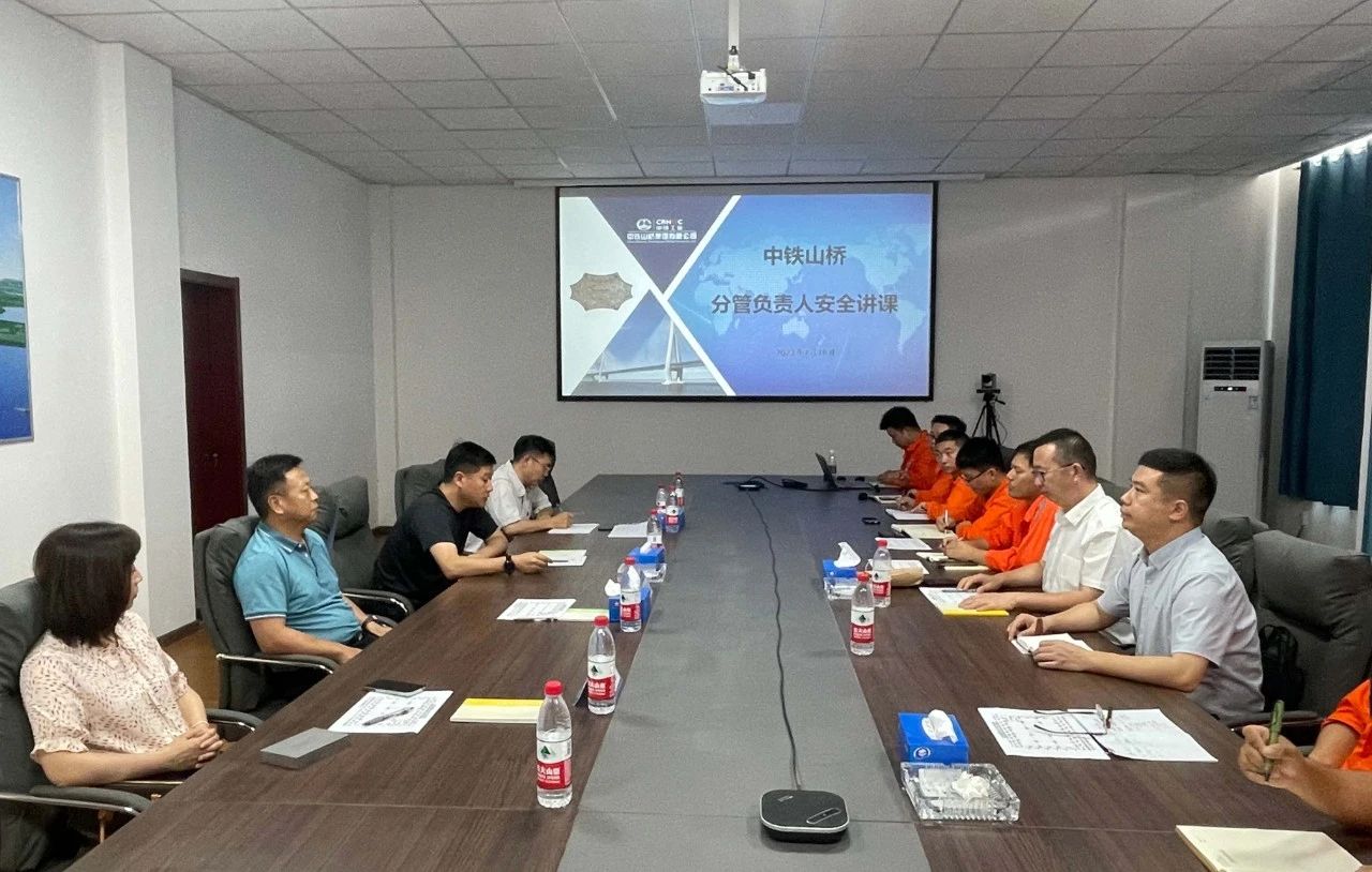 曹东威一行到张靖皋长江大桥项目部开展安全检查(图1)