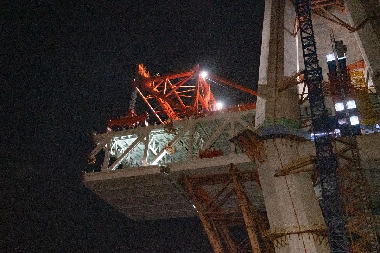 驶入架设快车道！常泰长江大桥首次悬拼大节段吊装完成！(图1)