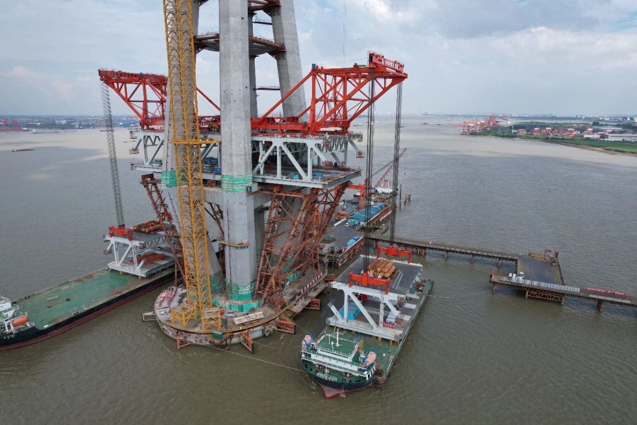 驶入架设快车道！常泰长江大桥首次悬拼大节段吊装完成！(图2)