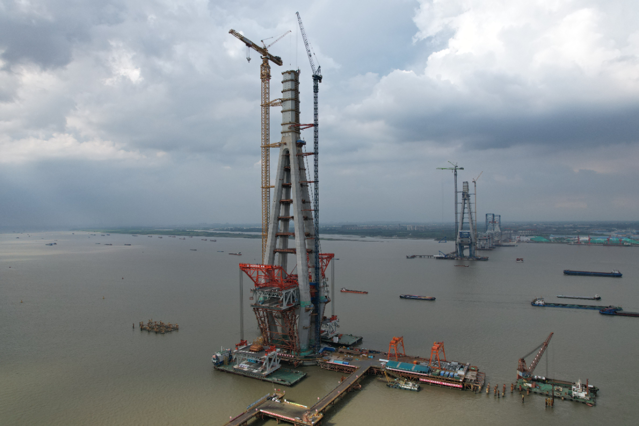 驶入架设快车道！常泰长江大桥首次悬拼大节段吊装完成！(图3)
