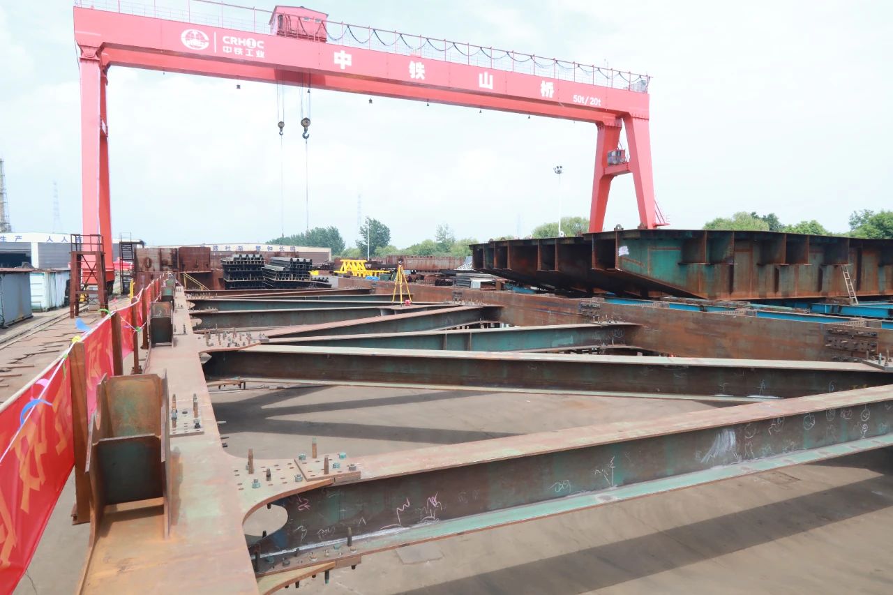 长深高速LHK-GJG1标南六塘河大桥桁片试拼装通过验收(图3)