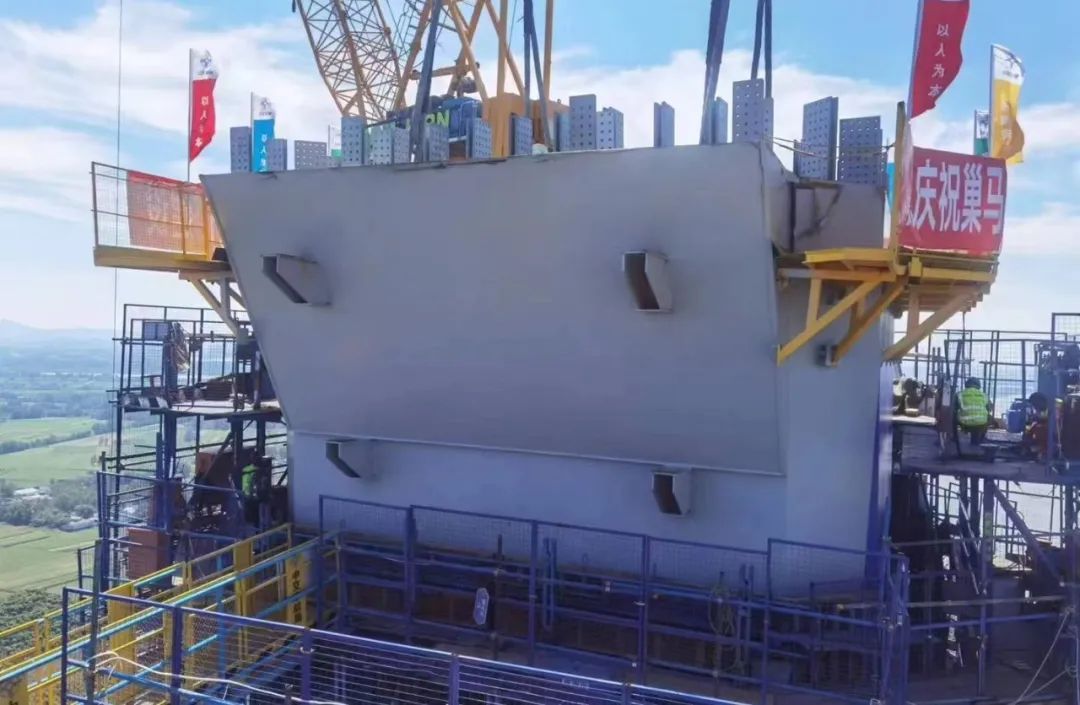 巢马铁路CMSG-2标Z5号钢塔首节段吊装完毕(图1)