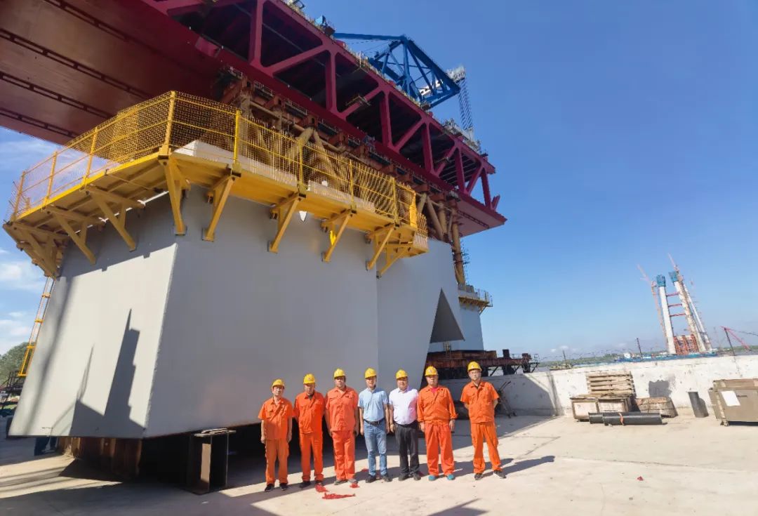 巢马铁路CMSG-2标Z5号钢塔首节段吊装完毕(图2)