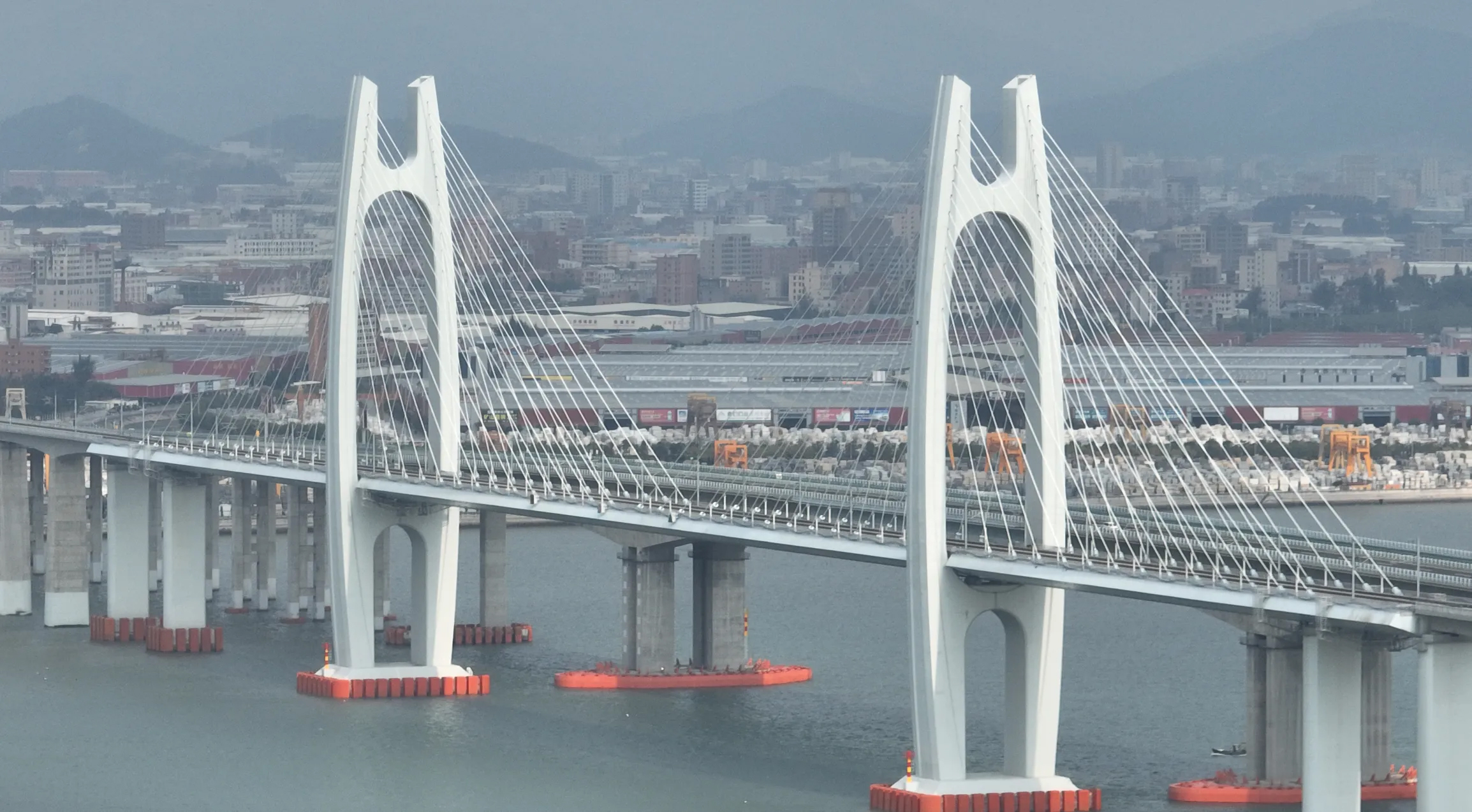 献礼国庆丨世界首座无砟轨道跨海大跨斜拉桥安海湾特大桥全线开通运营(图1)