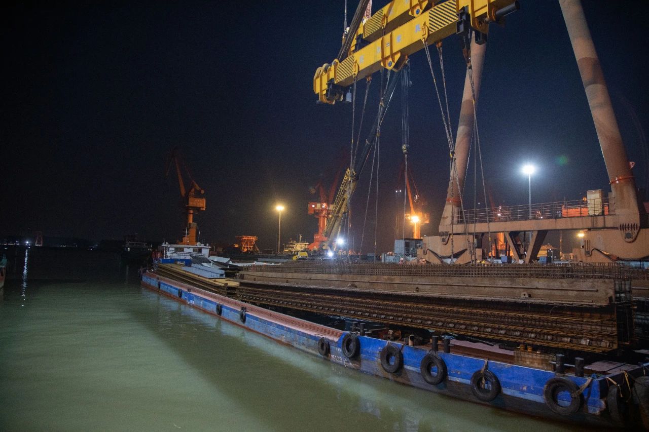 最后一船！张靖皋长江大桥南锚碇地连墙厂内生产全部完成(图1)