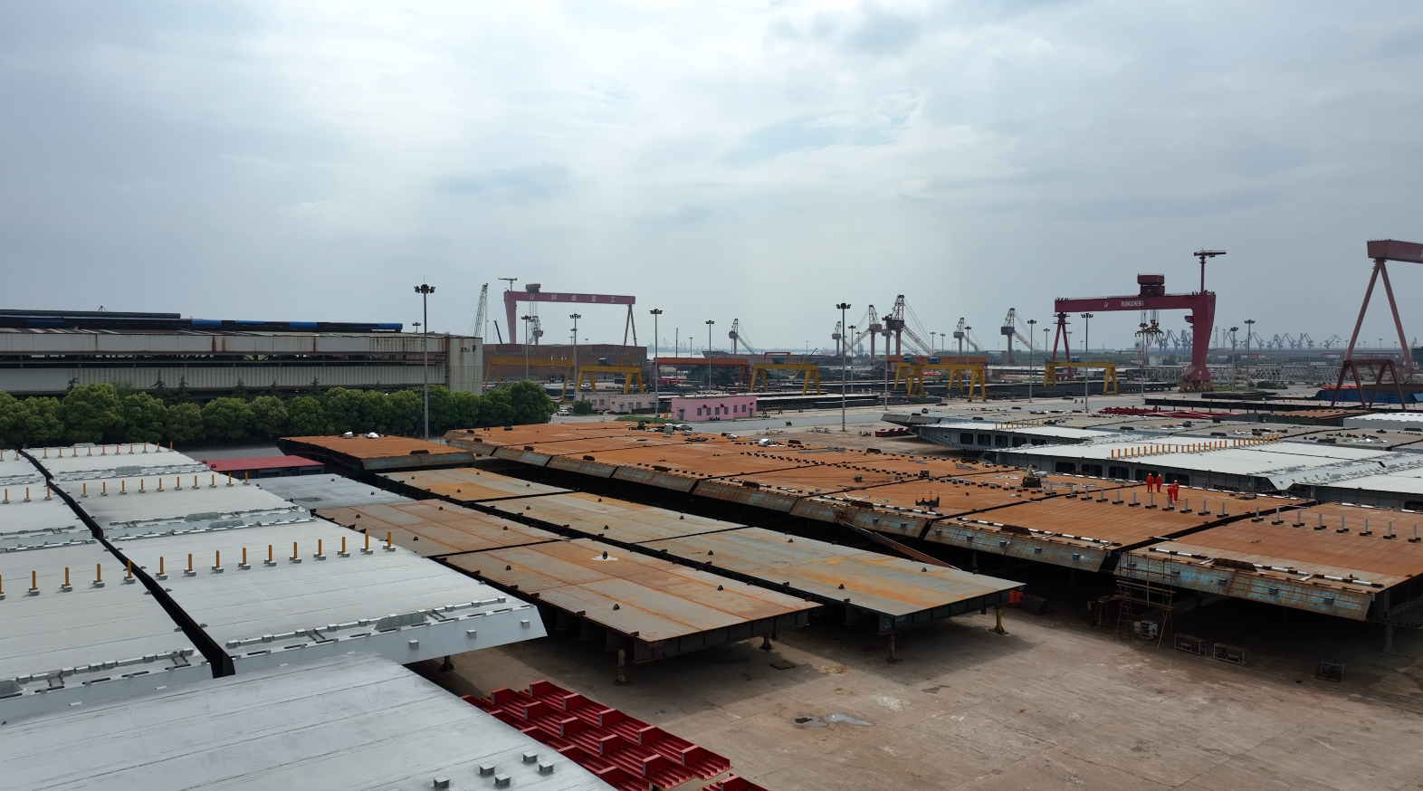 龙潭过江通道钢箱梁制造任务圆满完成(图1)