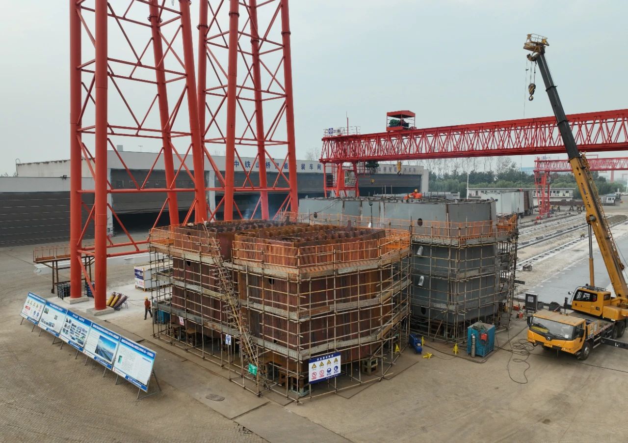 宁安铁路有限公司巢马长江大桥指挥部领导到中铁山桥南通公司检查指导(图3)