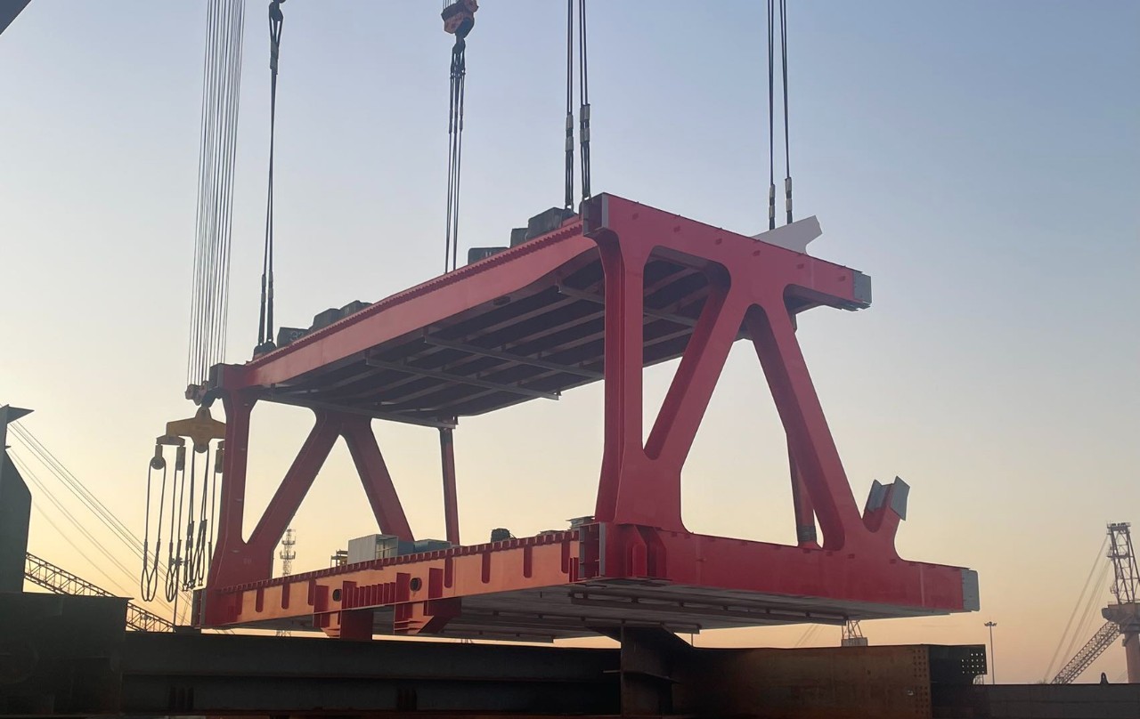 以学促干当先锋丨G3铜陵长江公铁大桥北岸首节段钢桁梁成功发运(图1)