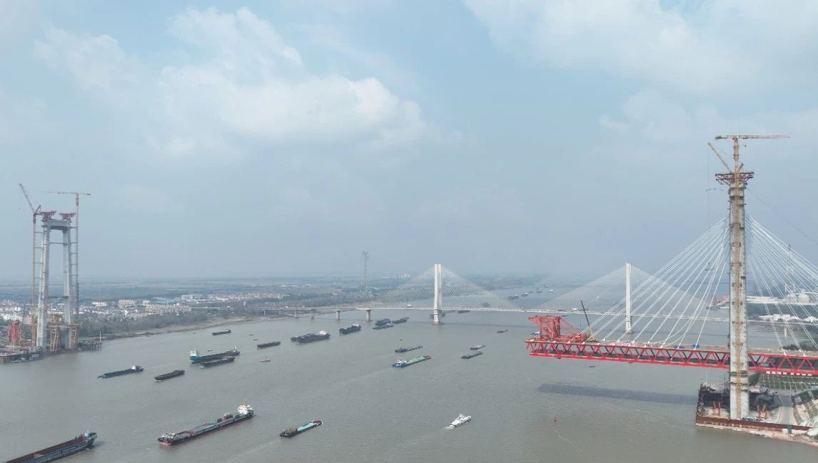 以学促干当先锋丨G3铜陵长江公铁大桥北岸首节段钢桁梁架设完成(图4) 以学促干当先锋丨G3铜陵长江公铁大桥北岸首节段钢桁梁架设完成(图4)