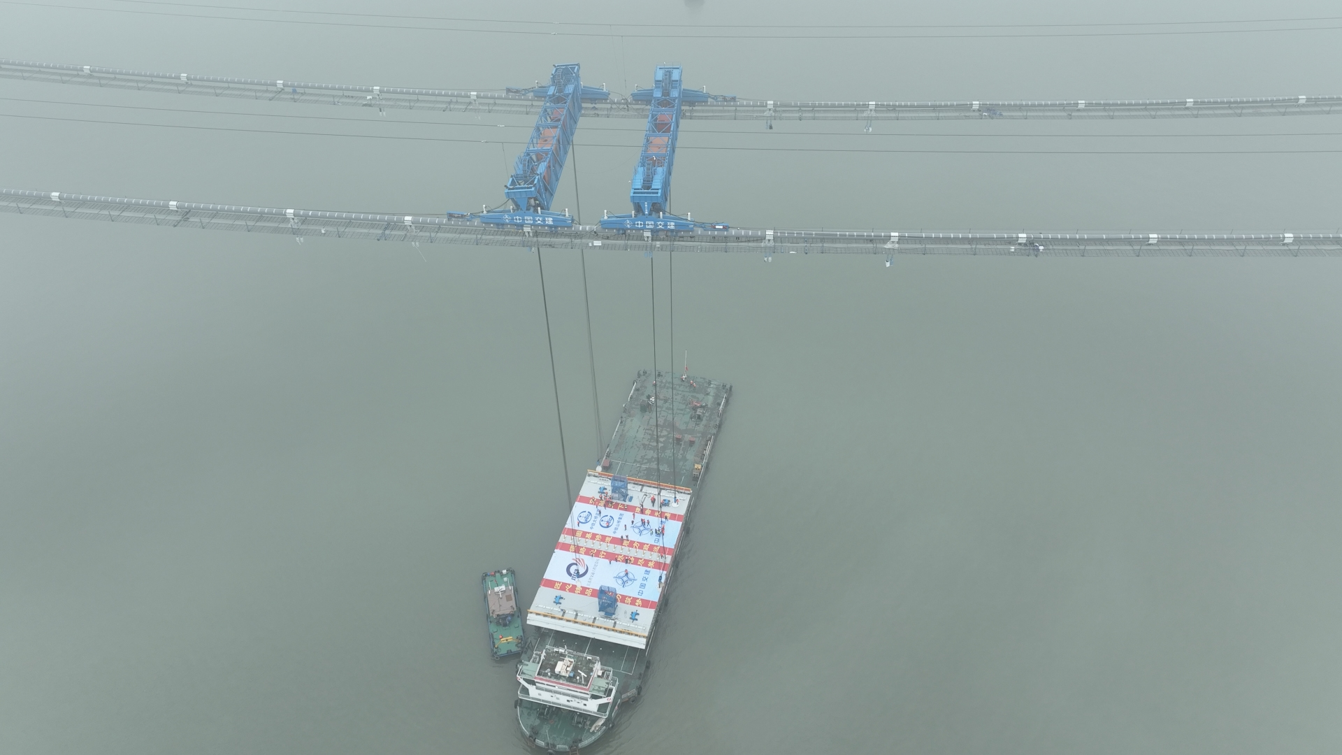 又一世界级跨江工程取得新进展——龙潭长江大桥主桥钢箱梁首节段架设完成(图1)