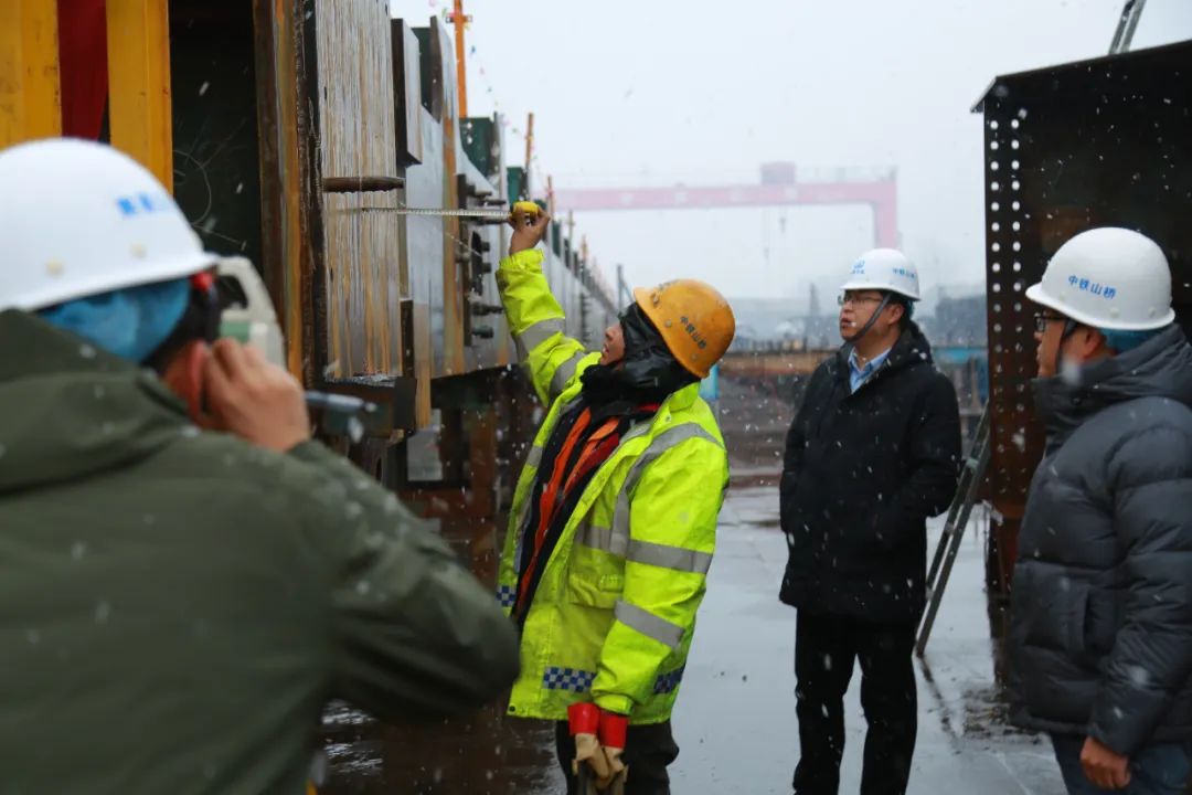 长深高速LHK-GJG2标善后河大桥（右幅）桁片试装通过验收(图1)