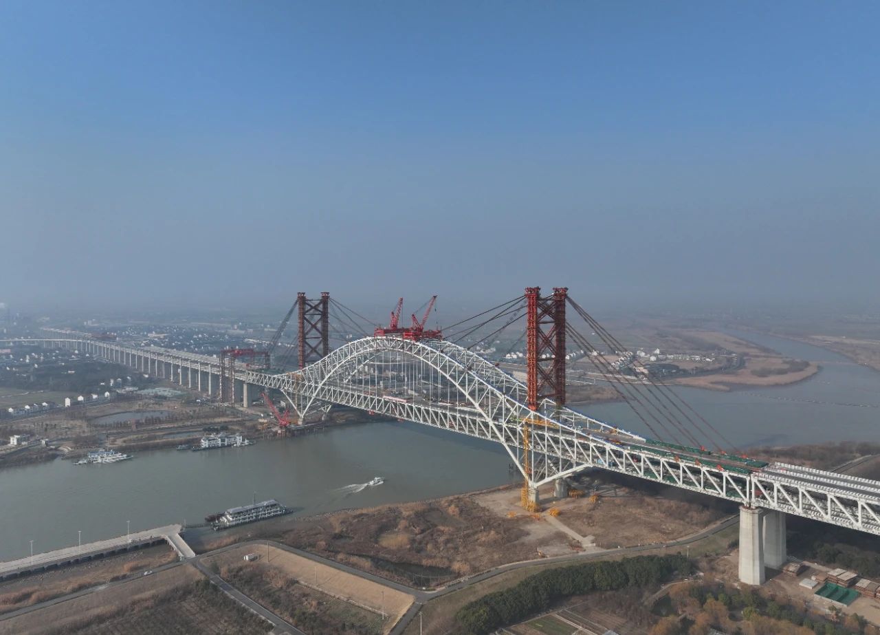 项目年底收官战丨常泰长江大桥录安洲专用航道桥成功合龙(图1)