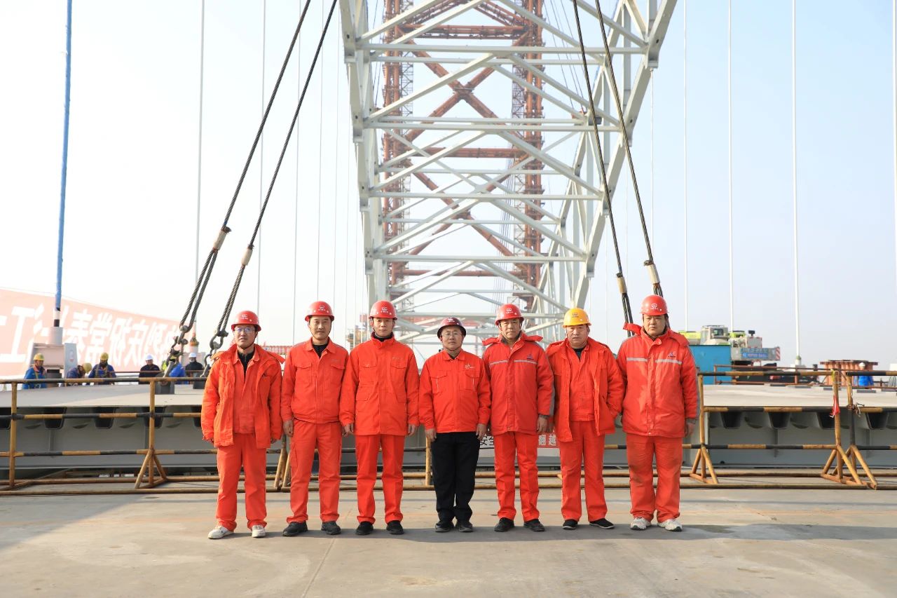 项目年底收官战丨常泰长江大桥录安洲专用航道桥成功合龙(图2)
