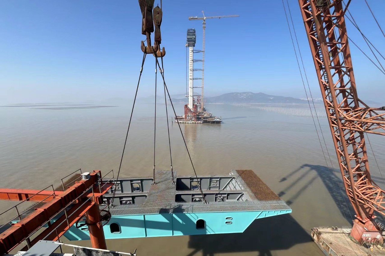 项目年底收官战丨S211安吉至洞头公路洞头霓屿至北岙段工程首节段钢箱梁吊装完成(图1)