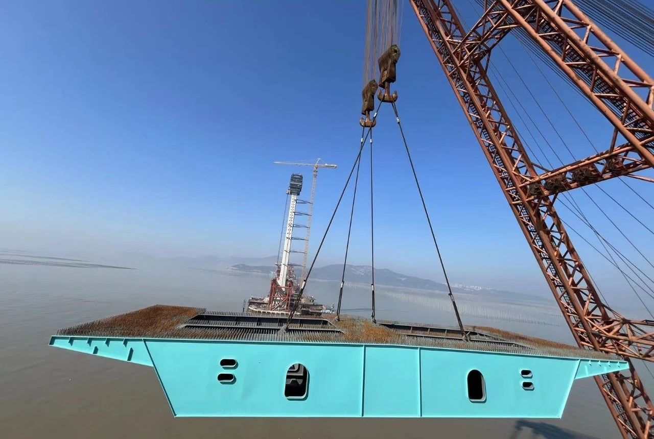 项目年底收官战丨S211安吉至洞头公路洞头霓屿至北岙段工程首节段钢箱梁吊装完成(图2)