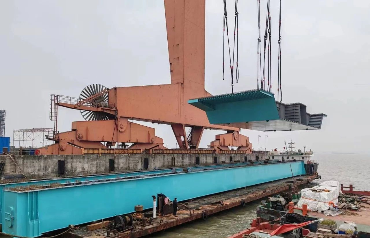项目年底收官战丨S211安吉至洞头公路洞头霓屿至北岙段工程首节段钢箱梁吊装完成(图3)