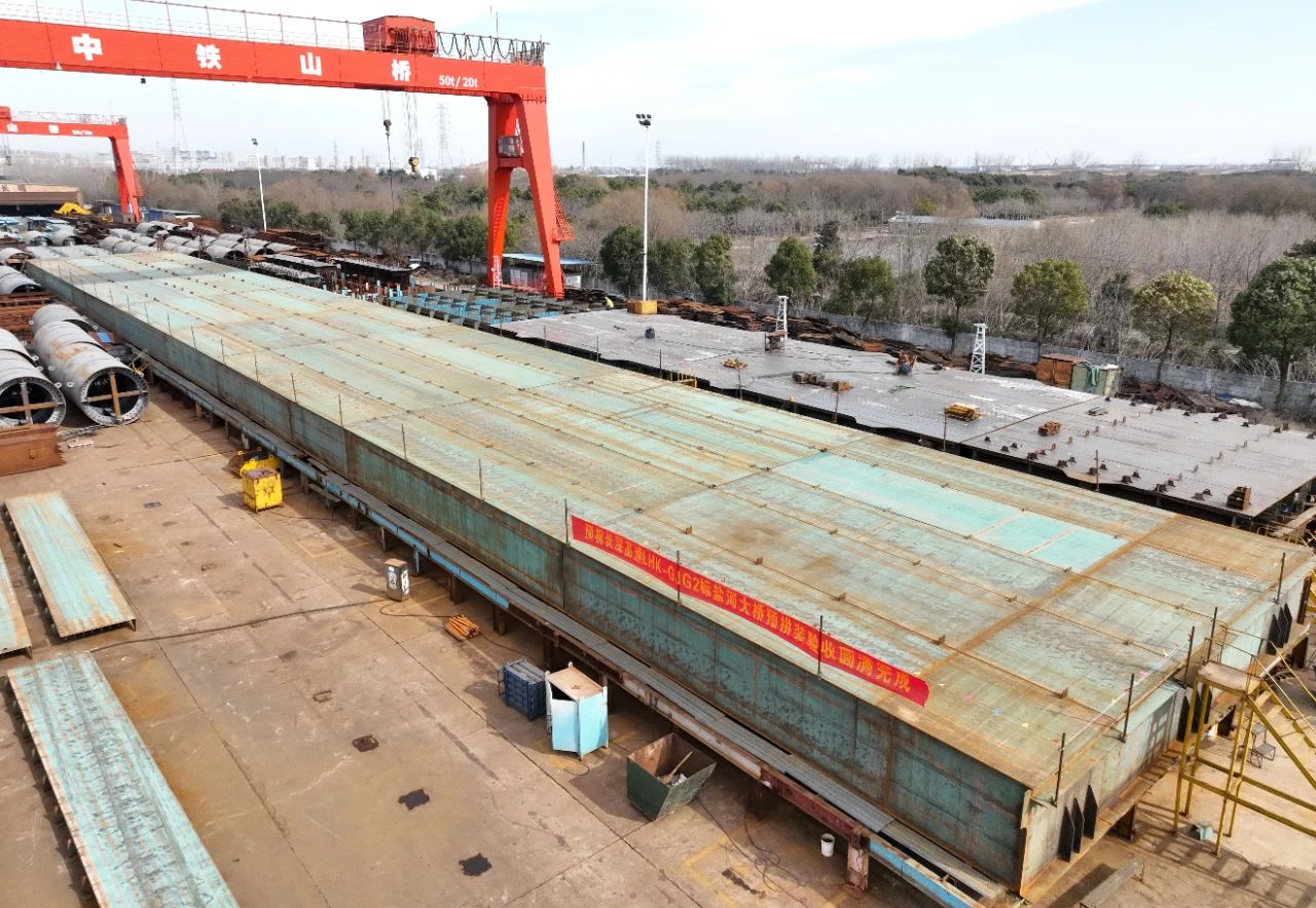 喜迎百卅丨长深高速盐河大桥（左幅）钢箱梁预拼装通过验收(图1)