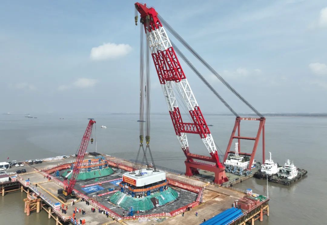 世界最大跨度悬索桥——张靖皋长江大桥主塔首节段成功架设(图1)