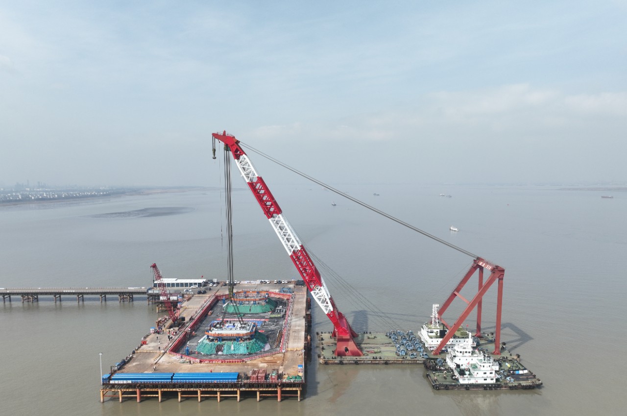 世界最大跨度悬索桥——张靖皋长江大桥主塔首节段成功架设(图3)
