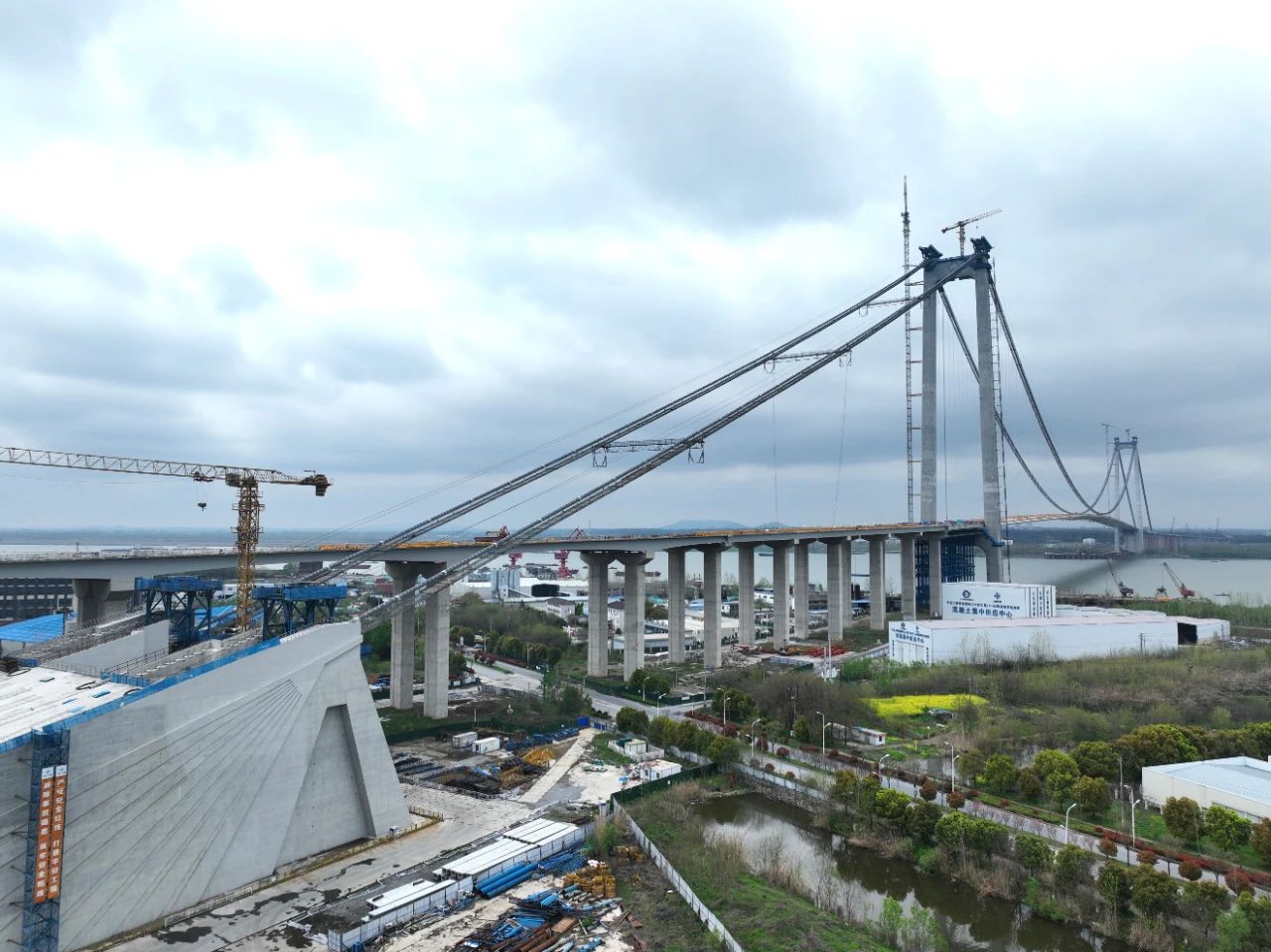 龙潭长江大桥主桥正式合龙(图2) 龙潭长江大桥主桥正式合龙(图2)