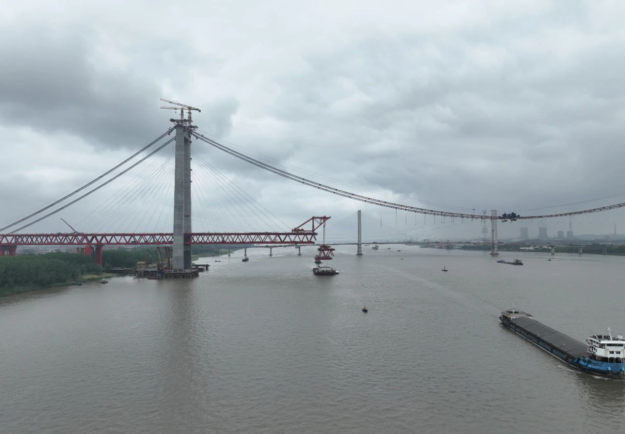 进入悬吊阶段！G3铜陵长江公铁大桥距离合龙又近一步(图2)