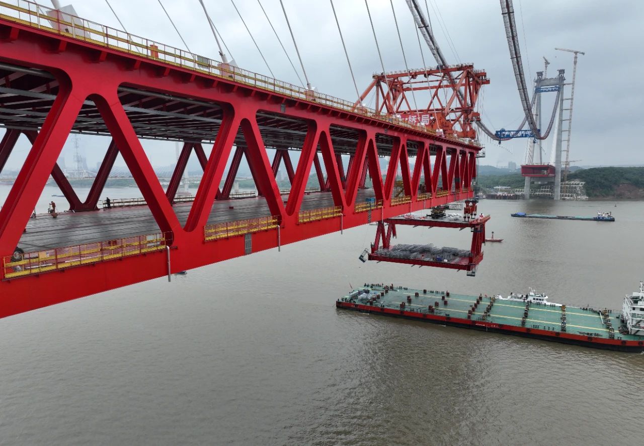 进入悬吊阶段！G3铜陵长江公铁大桥距离合龙又近一步(图3)