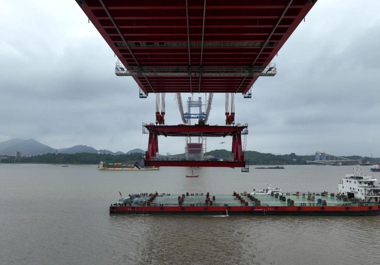进入悬吊阶段！G3铜陵长江公铁大桥距离合龙又近一步(图4)