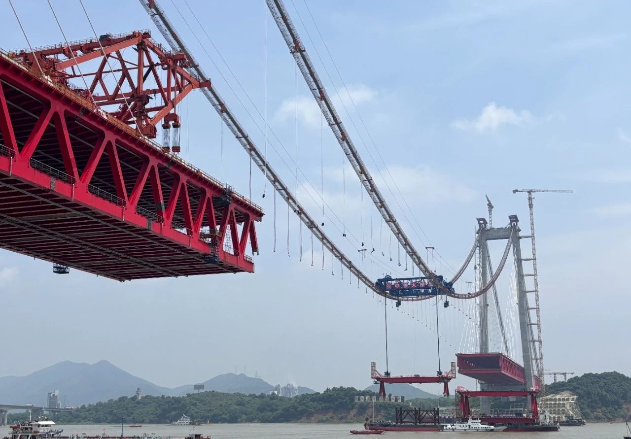 G3铜陵长江公铁大桥中跨悬吊区钢梁首吊完成(图2)